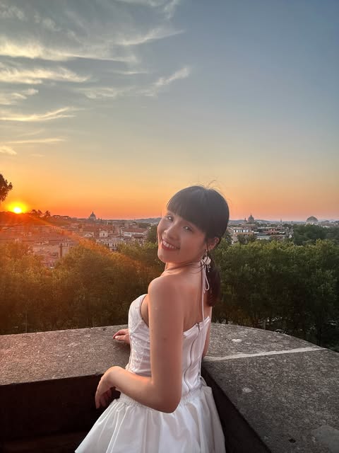 林藝在夕陽下回頭微笑