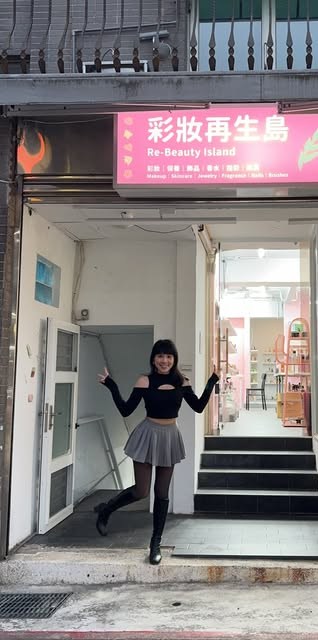 林藝站在彩妝再生島門市前